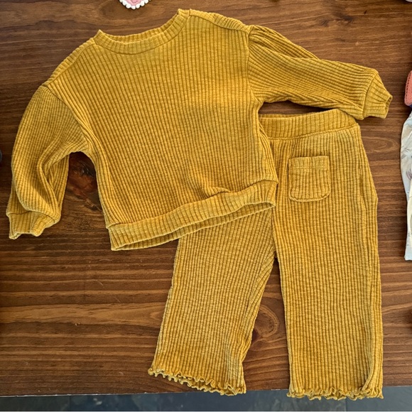 14-Piece Baby/Toddler Clothing & Accessories & Shoes Bundle - Picture 4 of 15